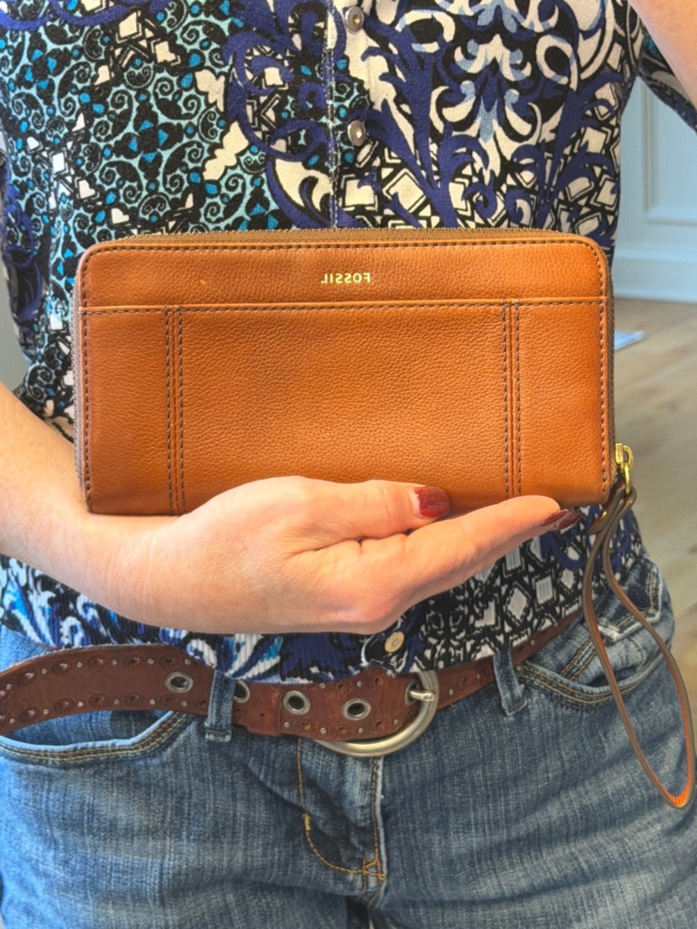 Fossil Classic 2010s Brown Leather Zip Around Wristlet (GUC)